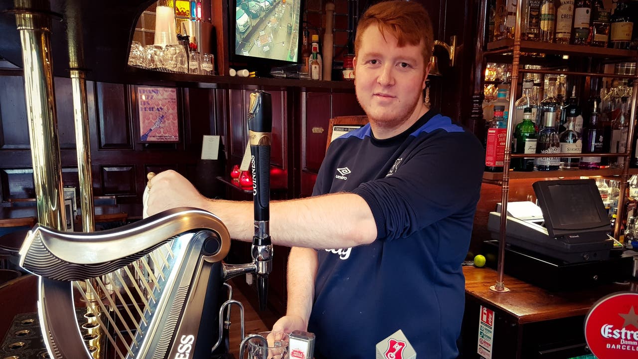 Daniel Moorcroft (23) arbeitet als Bartender im The Railway und ist durch seinen Grossvater zum Everton-Fan geworden.