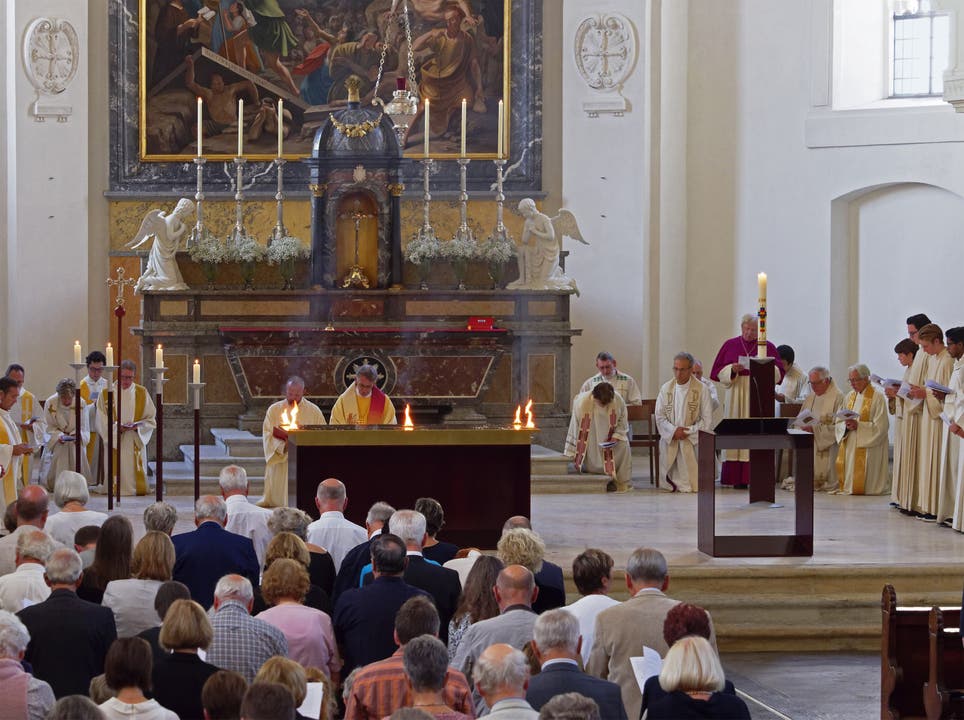 Altarweihe in der Stadtkirche: Das Verbrennen von Weihrauch auf dem Altar; der Duft soll als Wohlgeruch zu Gott aufsteigen.