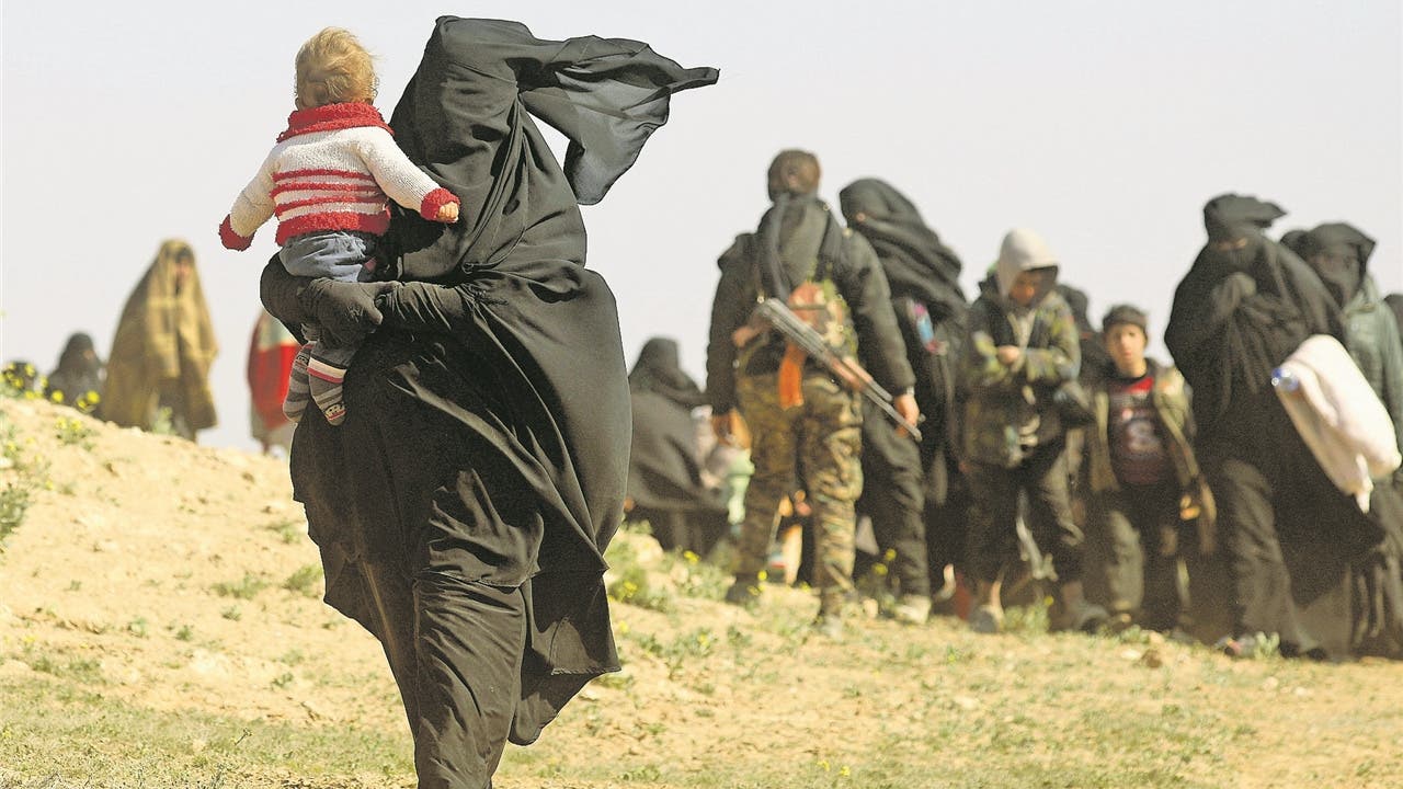 Angehörige von IS-Kämpfern verlassen Baghus, die letzte Bastion der Terrormiliz in Syrien.Delil Souleiman/AFP