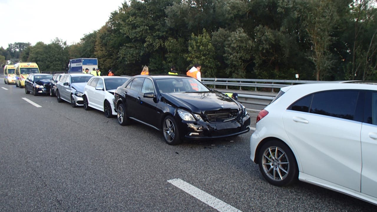 Suhr AG, 1. Oktober Im Feierabendverkehr auf der Autobahn A1 bei Suhr kam zu einem Auffahrunfall. Sieben Autos waren daran beteiligt. Zwei Personen wurden leicht verletzt. Der Schaden beträgt rund 150'000 Franken.