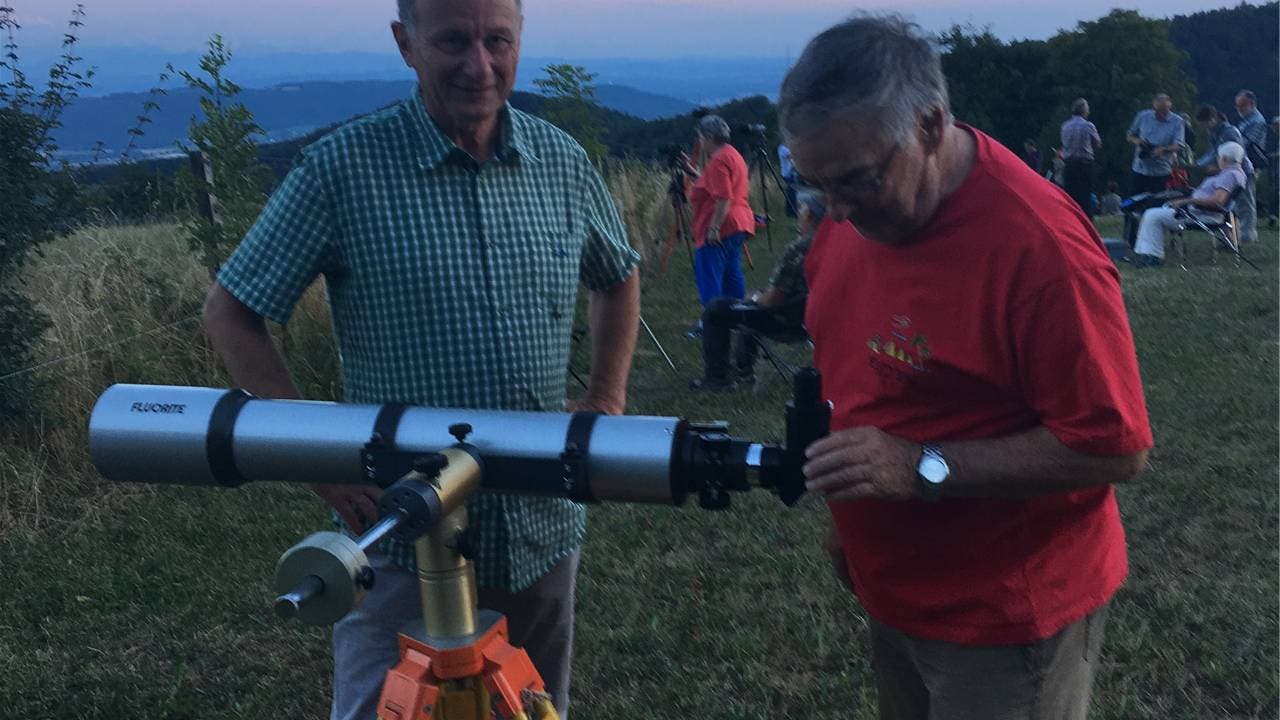 Thomas Körkel aus Ammerswil und Kurt Engeler aus Niederlenz passen ihr Teleskop an.