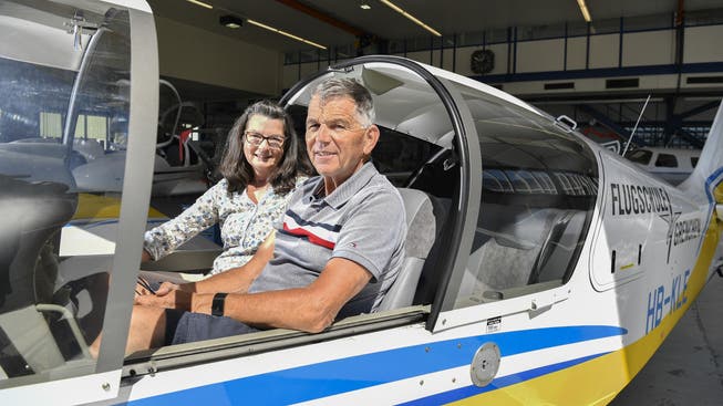 Suzanne und Willi Dysli im Cockpit eines ihrer Schulungsflugzeuge, einem Robin 401 155 CDI.