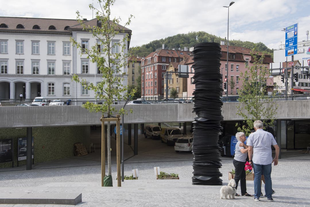 Kunst am Bau Die Säule aus 520 schwarzen Gummimatten sorgte in Baden für hitzige Diskussionen.