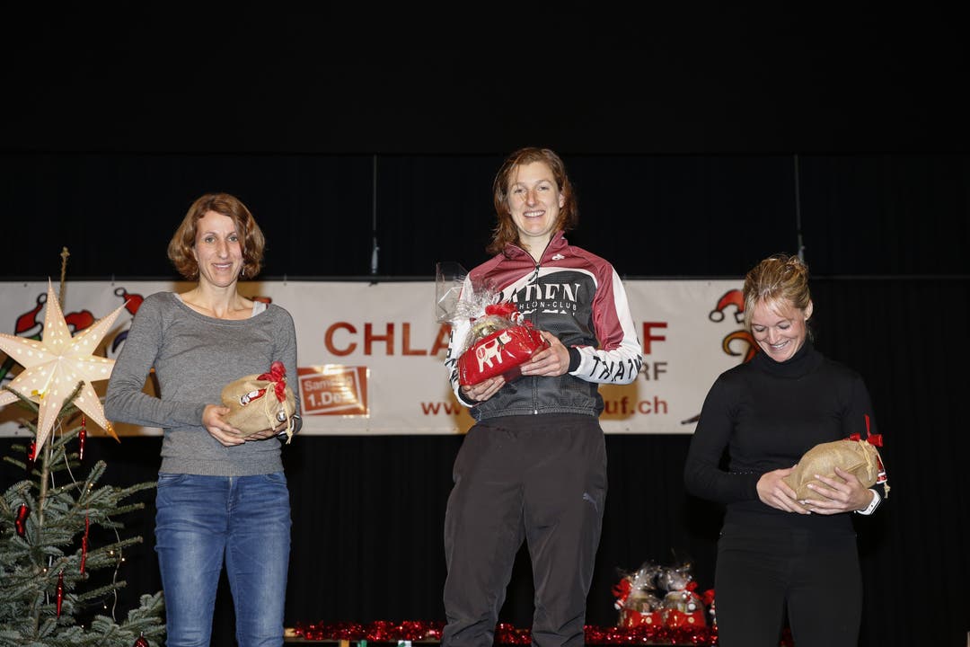 Chlauslauf Niederrohrdorf 2018 Siegerinnen der Kategorie Damen 30: 1. Deborah Blaser, 2. Manuela Bumbacher, 3. Sandra Fankhauser, bei der Siegerehrung des Chlauslaufs in Niederrohrdorf, am 1. Dezember 2018