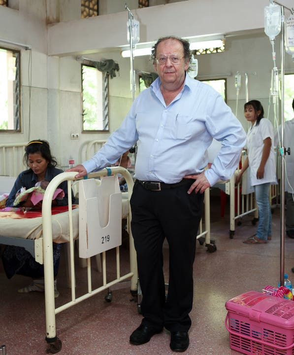 Richner im Spital in Siem Reap.