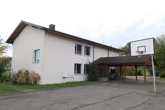 Das ehemalige Schulhaus Attelwil. Die Gemeinde will es verkaufen.