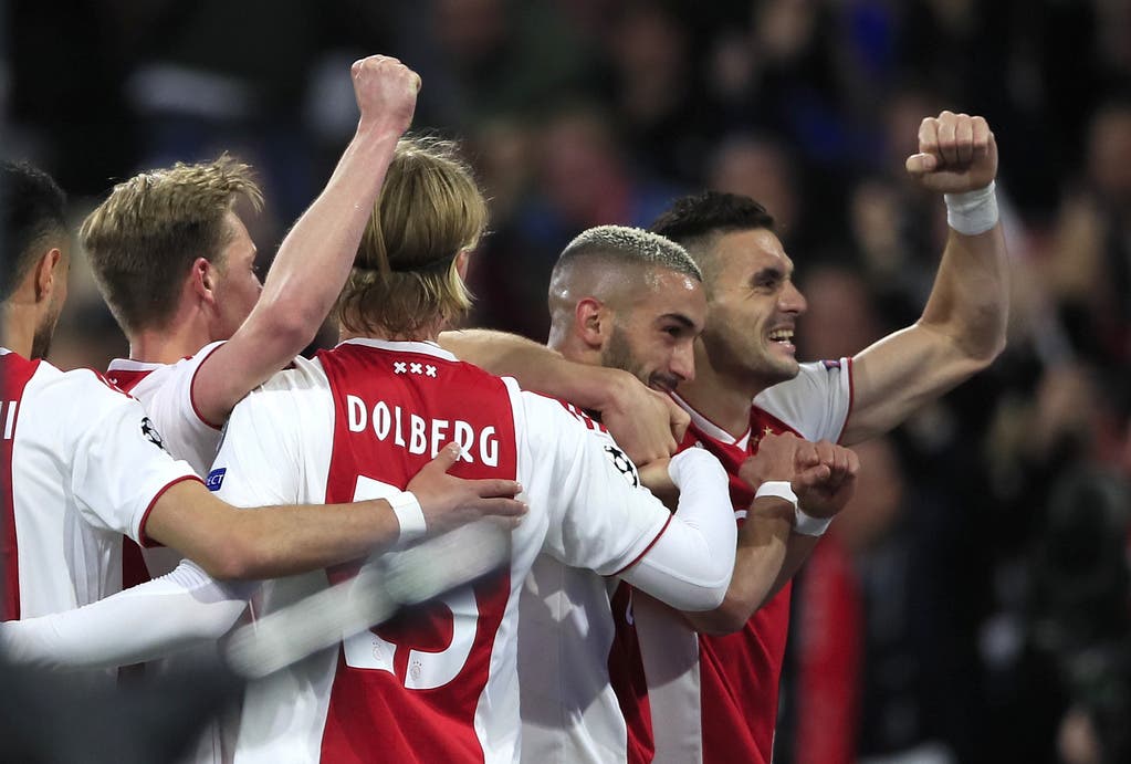 Ajax ist nicht jung, nicht wild. Mit der Abgeklärtheit einer alteingesessen Mannschaft verwaltet Ajax seinen Vorsprung aus dem Hinspiel.