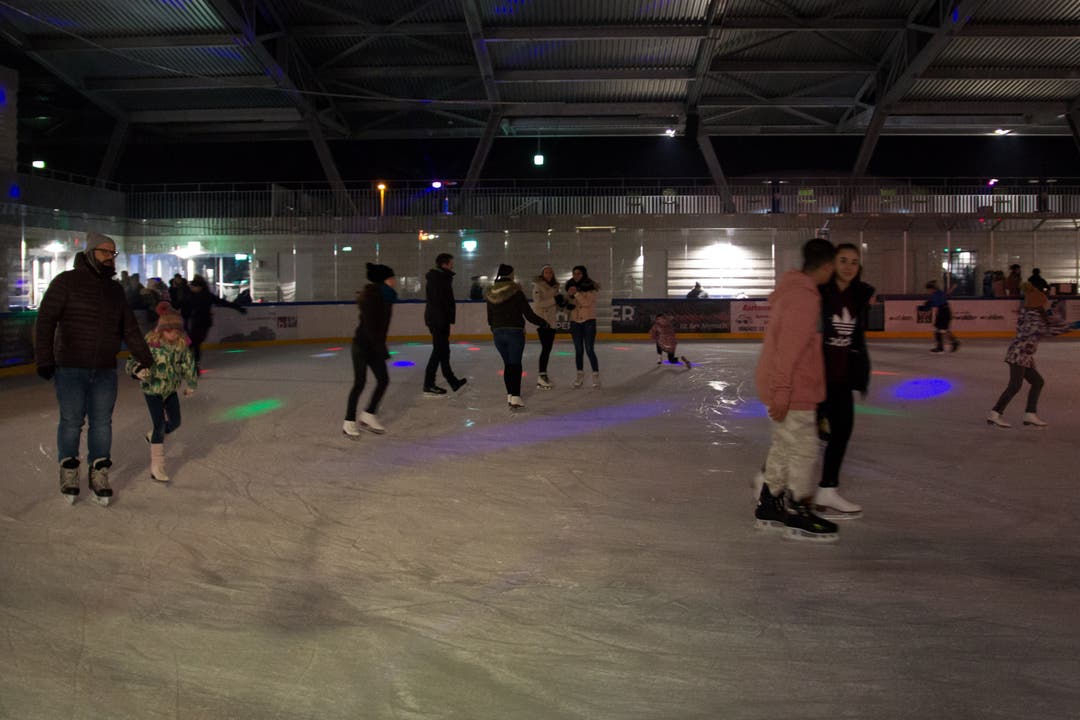 Erste Eisdisco auf der neuen Eisbahn in Wohlen Die Eisdisco lockte am Freitagabend alle Altersgruppen auf die neue überdachte Eisbahn in den Schüwo-Park nach Wohlen.