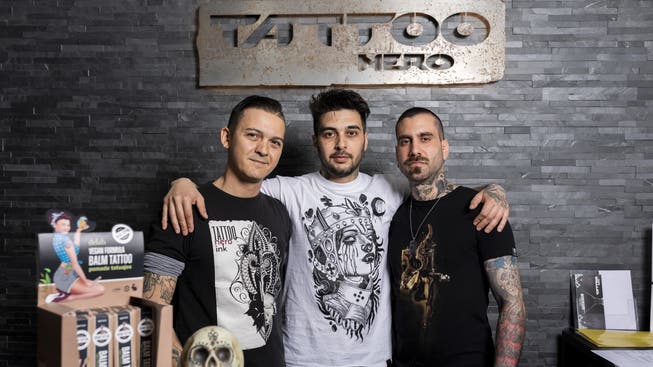 Die Tätowierer Alessandro Schirone (links), Rober Villanueva (Mitte) und Shop-Manager Alessandro Fili (rechts).