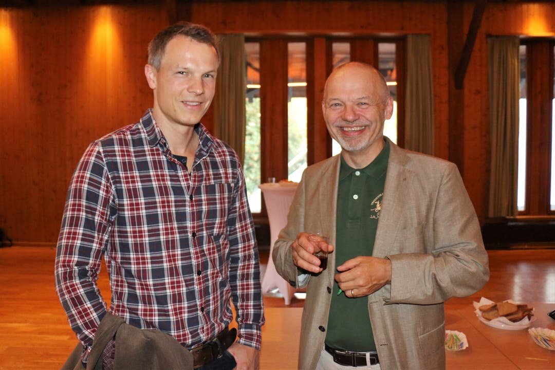 Der Dietiker Statthalter Simon Hofmann (FDP) im Gespräch mit dem Weininger Gemeindepräsidenten Mario Okle (parteilos).