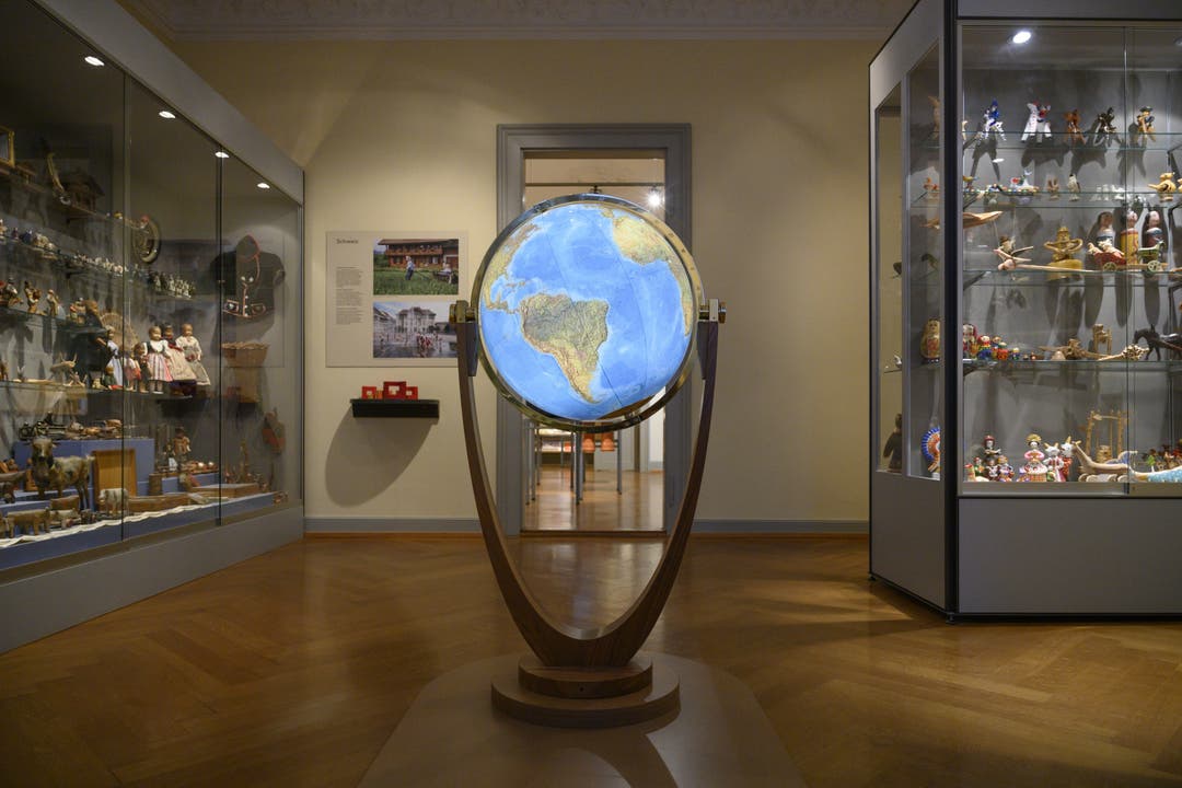 Schweizer Kindermuseum Baden Seit den Sechzigerjahren sind Tausende Objekte in die Sammlung gekommen. Der prächtige neue Globus war ein Geschenk.