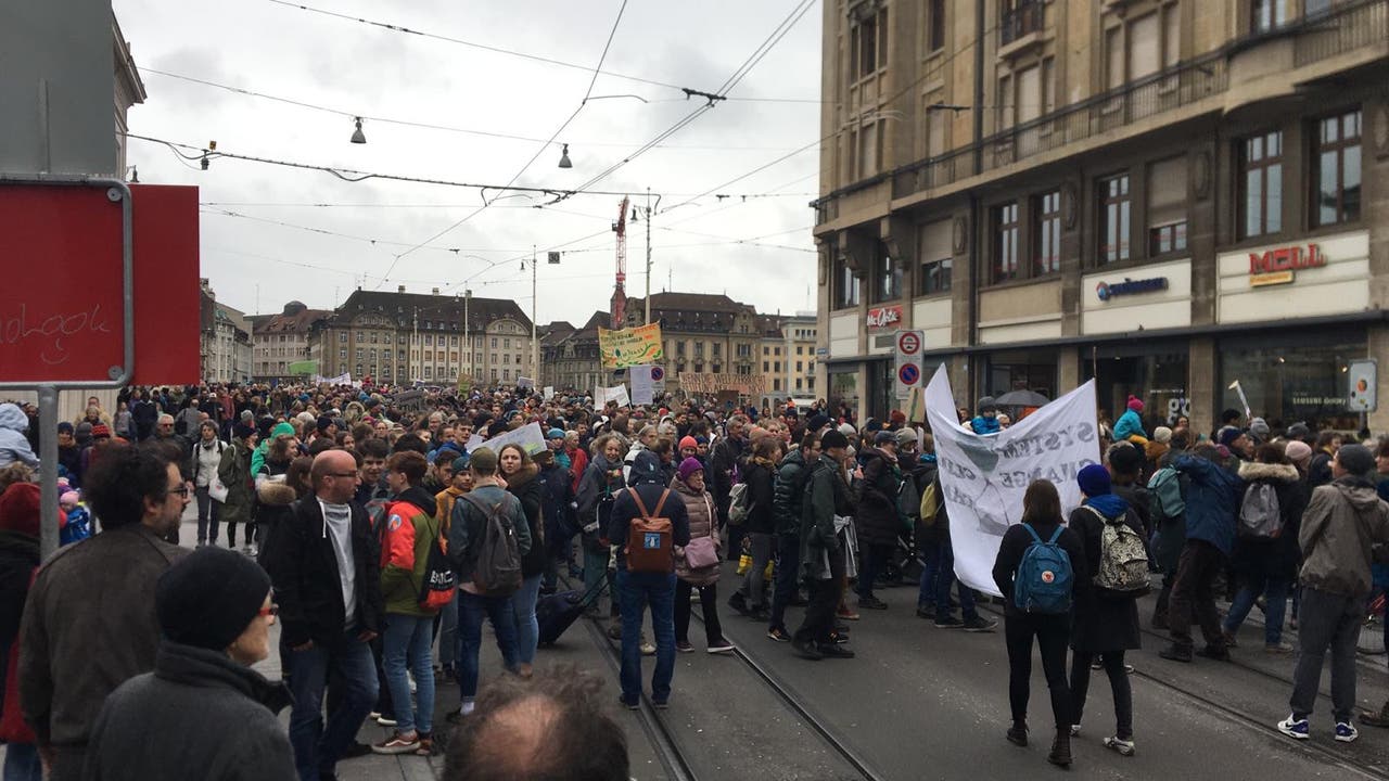 Der Demonstrationszug zieht durch Basel.