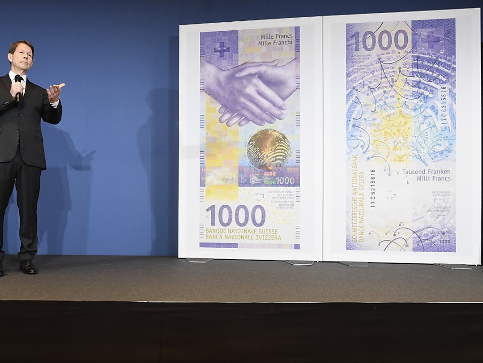 Das neue Nötli ist da: Fritz Zurbrügg präsentiert den 1000-Franken-Schein.
