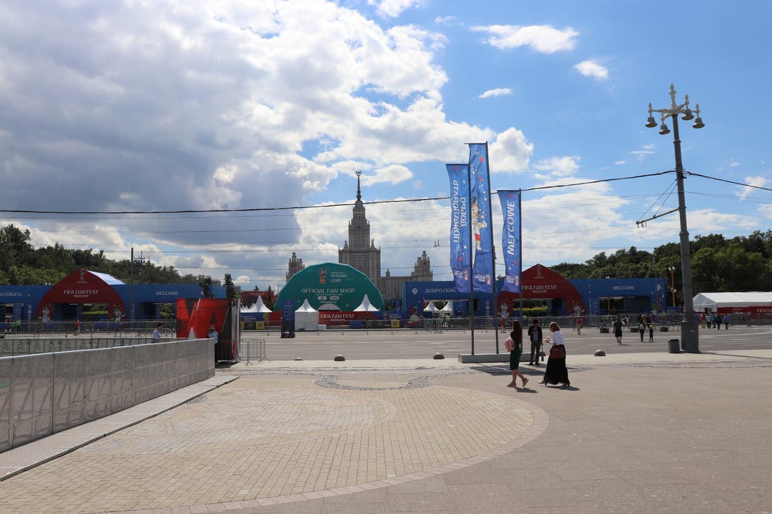 FIFA-Fan-Fest in Moskau mit der Moscow State University im Hintergrund