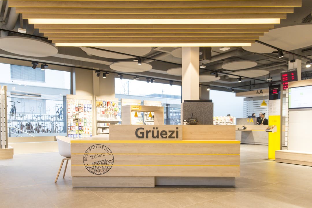 «Grüezi»: An dieser Begrüssungs-Theke in der neuen Schlieremer Filiale nimmt die Post ihre Kunden in Empfang.