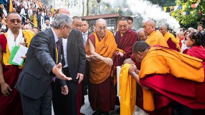 Gefeiert wie ein Popstar: Der Dalai Lama besuchte am Freitag das Tibet-Institut in Rikon ZH.