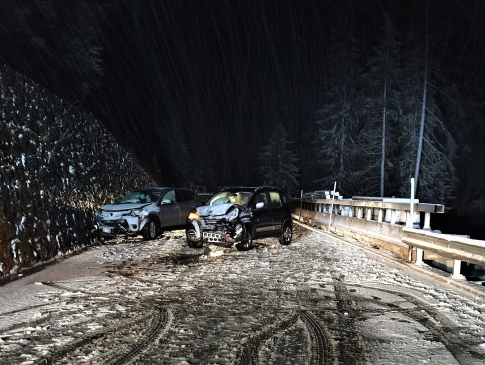Rona GR, 8. Dezember Wegen Schnees auf der Strasse hat ein 36-jähriger Mann unterhalb von Rona GR die Kontrolle über sein Auto verloren. Er geriet auf die Gegenfahrbahn und kollidierte dort mit einem Kleinwagen. Dessen Fahrer wurde bei dem Unfall leicht verletzt.