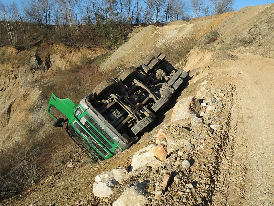 Zeiningen AG, 25. Februar: Ein Lastwagen kippte in eine Kiesgrube. Der 75-jährige Fahrer wurde aus der Kabine geschleudert und erlitt schwere Kopfverletzungen.