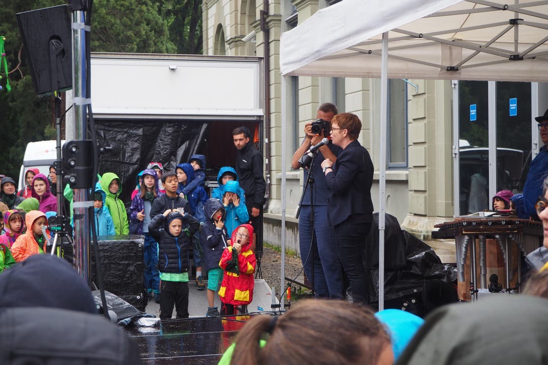Stadträtin Ruth Müri verbreitet gute Laune – trotz leichtem Regen.