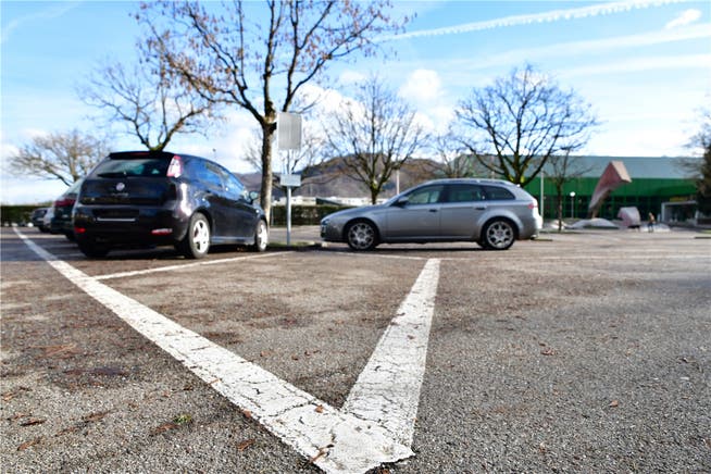 Die Bewirtschaftung der Parkplätze vor der Stadthalle wird laut Stadtpräsident Martin Wey auch bei einem Volks-Nein zum Parkierungsreglement ein Thema.Bruno Kissling