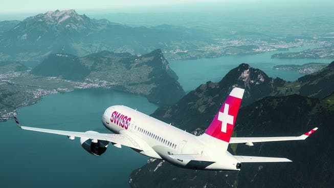 Die Bombardier CS100 (hier über dem Vierwaldstättersee) wird von der Swiss auf der Linie Zürich-Genf eingesetzt.