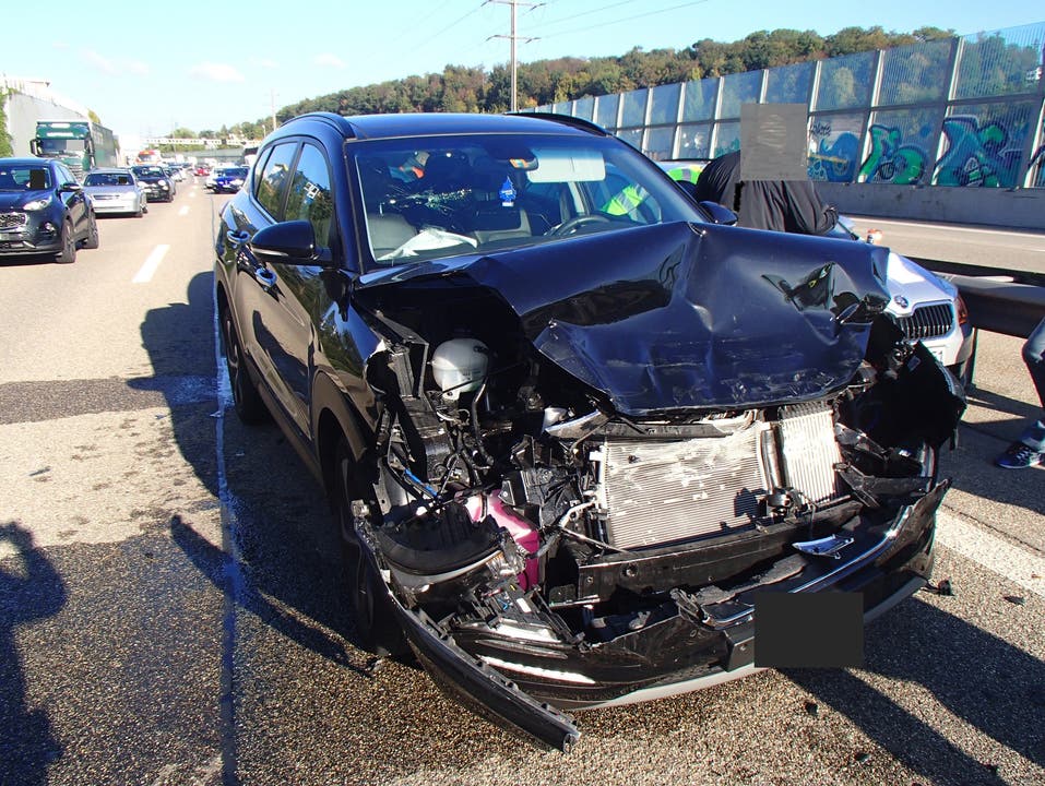 Spreitenbach AG, 25. September Auf der Autobahn A1 bei Spreitenbach kam es gleich zu mehreren Auffahrunfällen. Insgesamt wurden neun Autos beschädigt. Der Sachschaden beläuft sich auf zirka 120'000 Franken.
