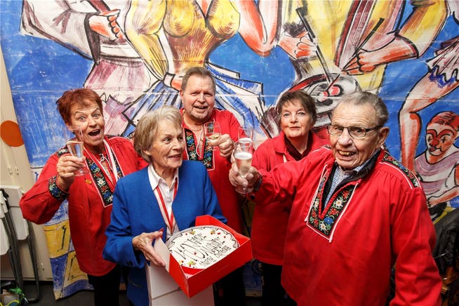 Gründungsmitglieder und ihre Nachfolger: Es wird auf 40 Jahre «Mabafe» angestossen. Von links: Käthi Schaad, Judith Zimmermann, Heinz Saner, Jeannette Steiner und Fritz Mathys.