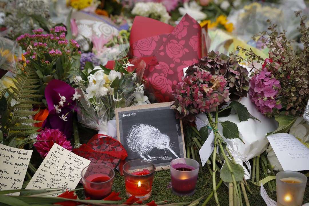 Trauernde haben an einer Gedenkstätte in Christchurch Blumen, Bilder oder Kerzen für die Opfer niedergelegt.