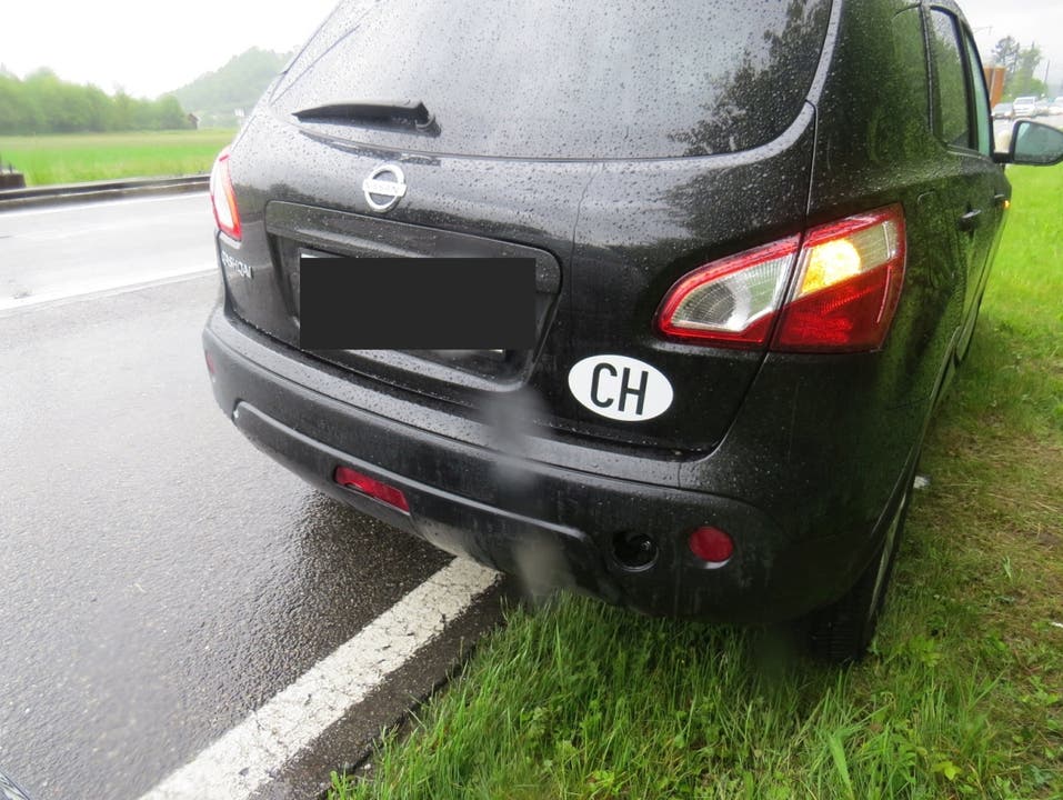 Lenzburg AG, 20. Mai: Eine 26-jährige Autofahrerin ist nach einer Auffahrkollision in Lenzburg ihren Führerausweis los. Bei einem Überholmanöver schwenkte sie abrupt wieder nach rechts, da Gegenverkehr nahte. Daraufhin prallte sie ins Heck eines vor ihr fahrenden Nissan. (...)