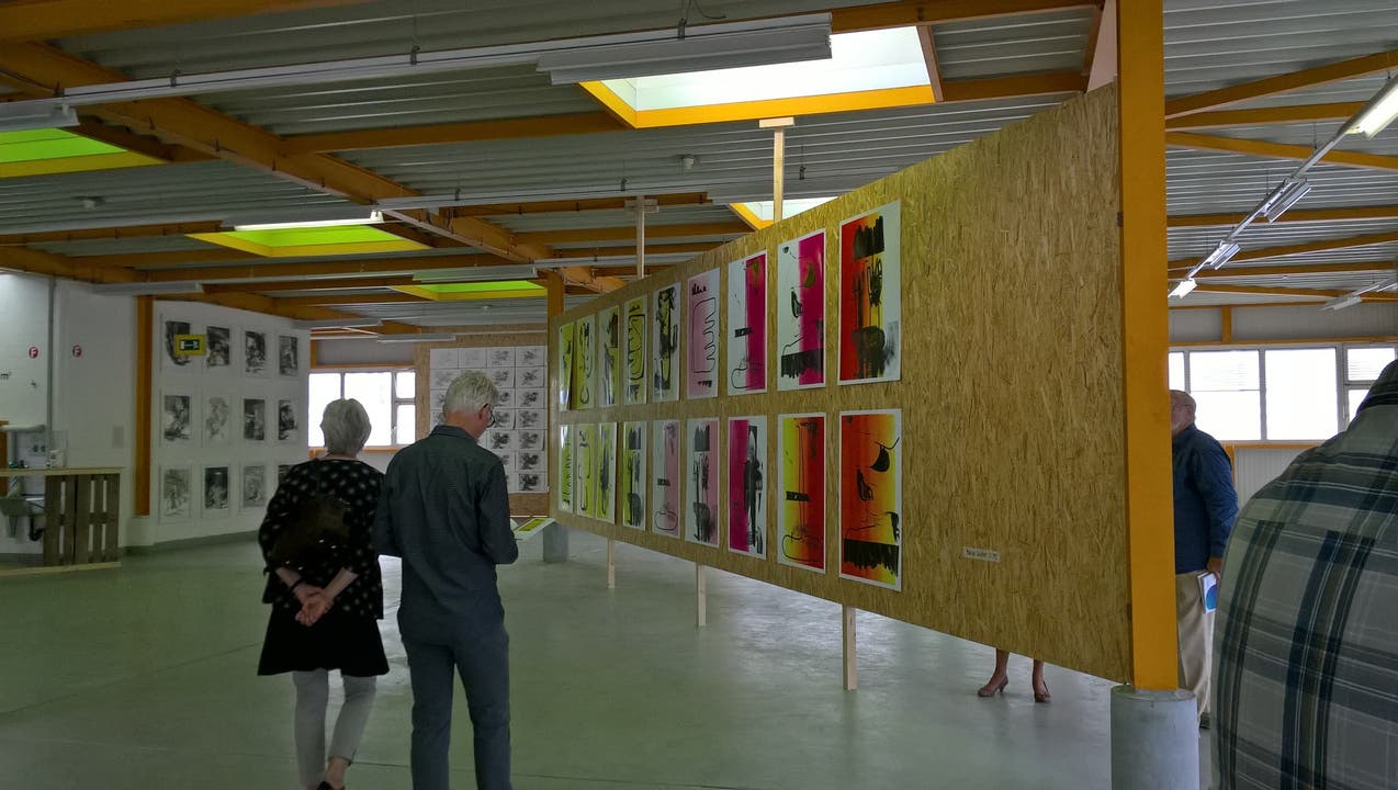 Besucher in der grössten Ausstellungshalle Mit Offset-Druck von Marius Lüscher