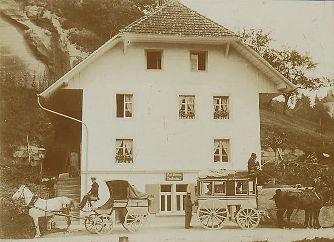 Die Postablage an der Wynentalstrasse 36 (in Betrieb von 1861–1911). Die Kutsche mit dem weissen Pferd machte die Strecke Aarau–Menziken, die mit den schwarzen Pferden ging nach Leutwil. zvg