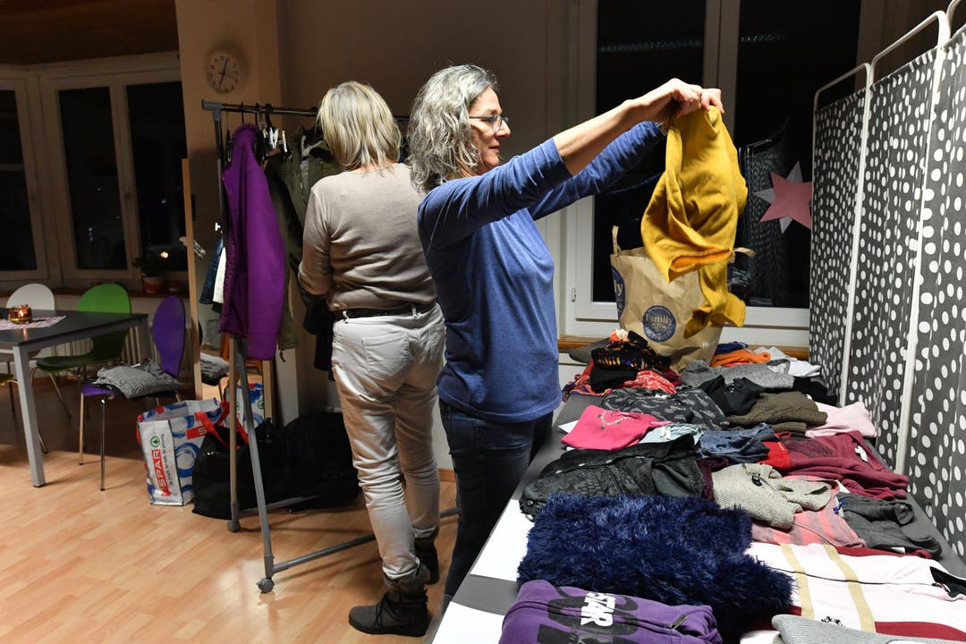 Kleidertausch Wintermäntel, warme Pullover und dazu passende Accessoires wurden am Donnerstagabend in Trimbach getauscht.
