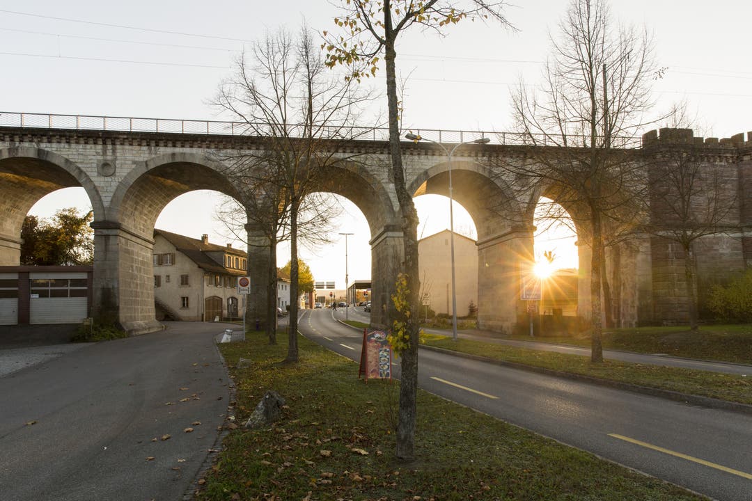 Der Viadukt auf Koblenzer Seite, bevor die Brücke über den Rhein führt.