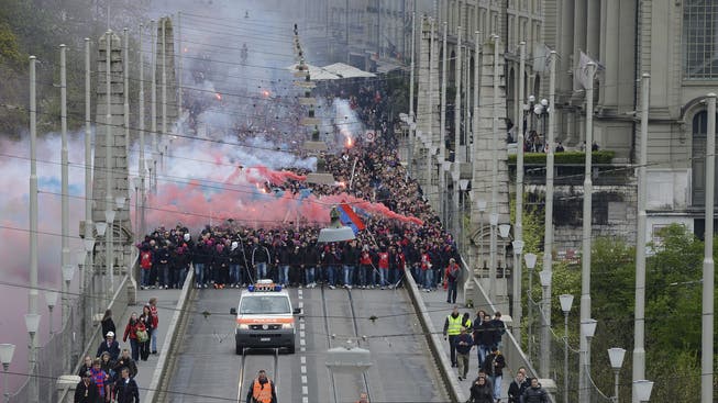 Die FCB-Fans auf der Kornhausbrücke in Bern im Jahr 2014 auf dem Weg ins Stade de Suisse zum Cupfinal gegen den FCZ.