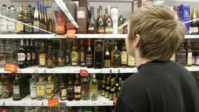 Bei rund 60 Testkäufen im vergangenen Jahr wurde an Jugendliche Alkohol verkauft (Symbolbild).