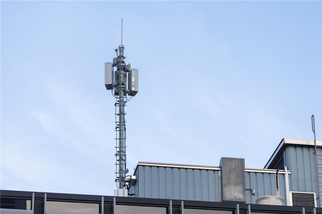 Die Antenne steht auf dem Gebäude an der Stadtturmstrasse in Baden.