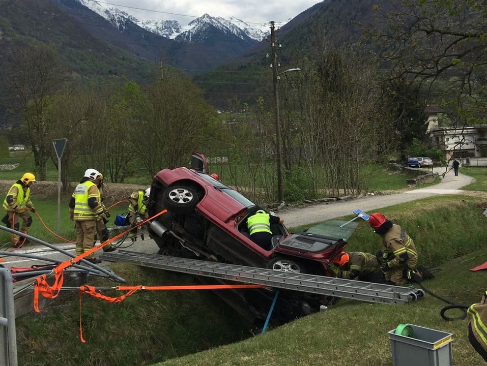San Vittore GR, 17. April: Ein 77-jähriger Autolenker ist in San Vittore im südbündnerischen Misox bei einem Selbstunfall mittelschwer verletzt worden. Mit Brechwerkzeug musste der Mann aus dem total beschädigten Auto befreit werden.