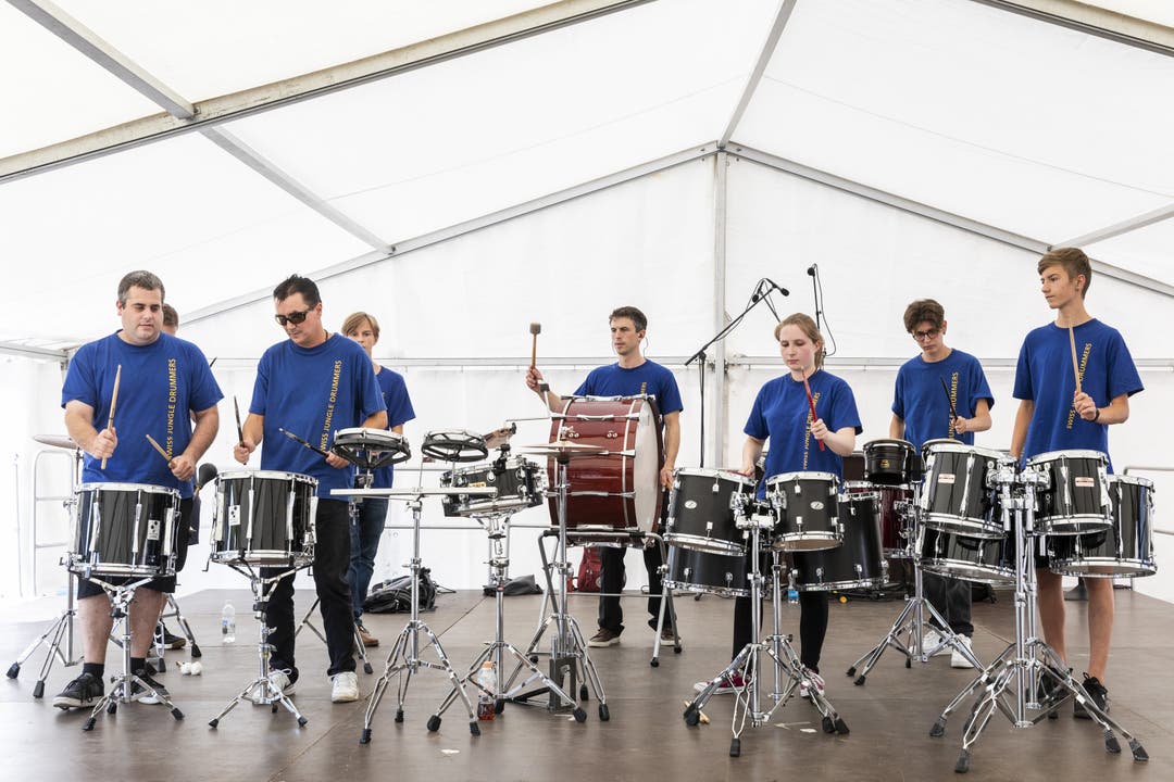  Die Swiss Jungle Drummers Dietikon spielen an der Eröffnung.