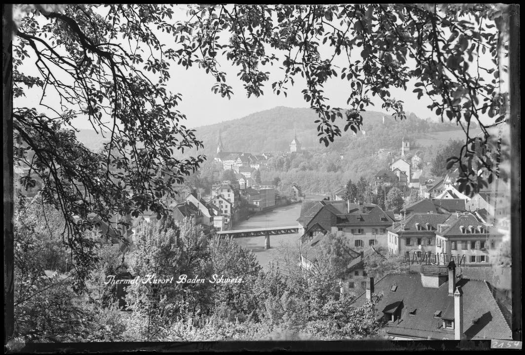 National Ennetbaden Um 1950: Der Blick von der Hertensteinstrasse auf die Rückseite des "National" und die Stadt Baden. In den Grossen Bädern steht noch der alte Staadhof.