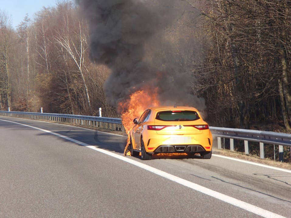 Oberentfelden AG, 18. Februar: Der Verkehr auf der Autobahn A1 in Richtung Zürich staute sich am Montagnachmittag. Der Grund dafür war ein Fahrzeugbrand an einem Renault.