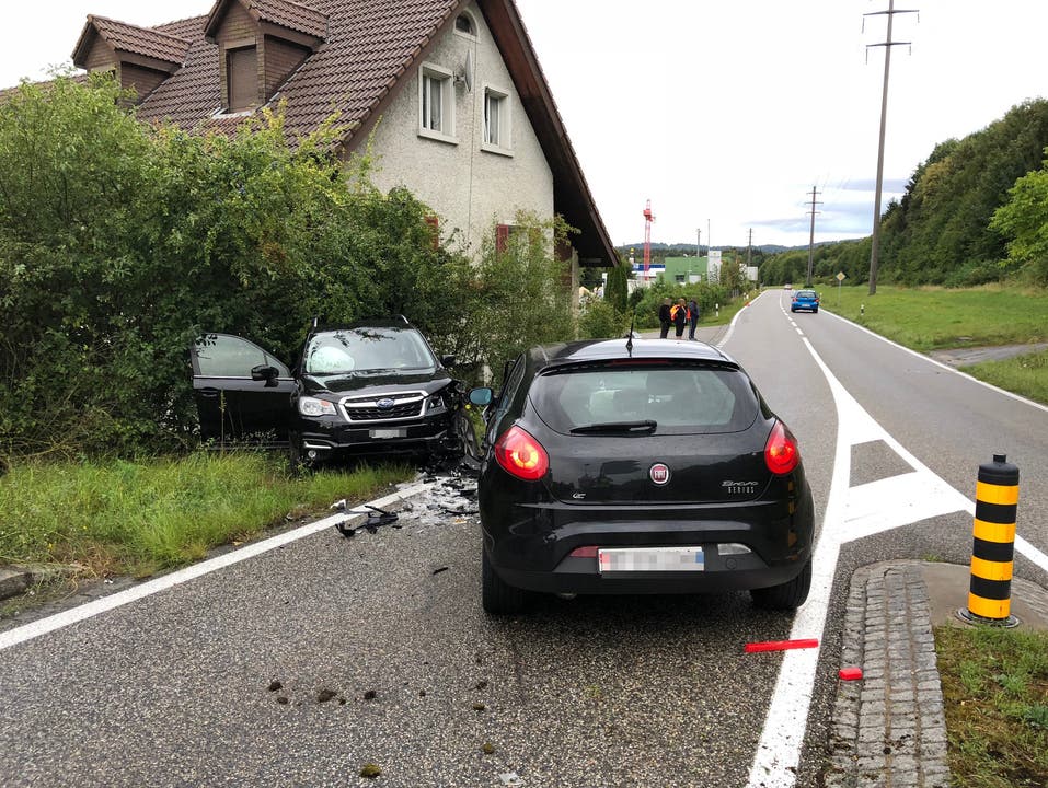 Safenwil AG, 25. August Beim Befahren eines Kreisels verlor ein Neulenker am Samstag die Herrschaft über seinen Wagen. Dieser kollidierte anschliessend frontal mit einem entgegenkommenden Auto. Fünf Personen wurden leicht verletzt.
