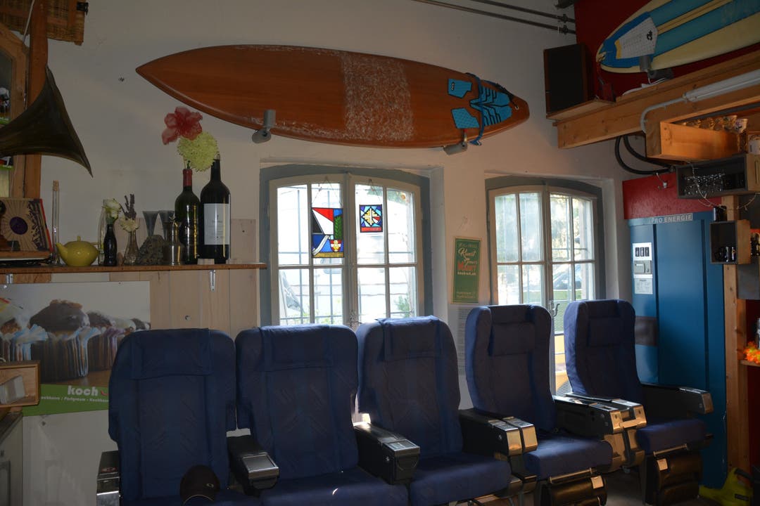  Sogar Flugzeugsitze, ein Surfbrett und ein Grammophon befinden sich Mitten der Backstube im Gästehaus.