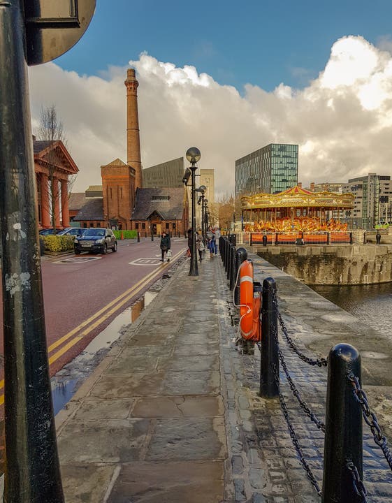 Das Royal Albert Dock von Liverpool wurde im zweiten Weltkrieg von Bomben zerstört und in den 80er-Jahren wieder aufgebaut. Heute beherbergt die Gegend das Beatles-Museum und das Tate Museum.