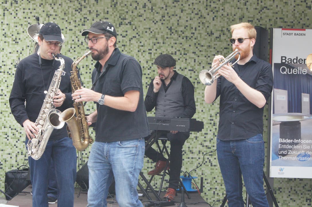 Die Saxofonisten der ED ELASTIC begleiten den Trompetensolisten.