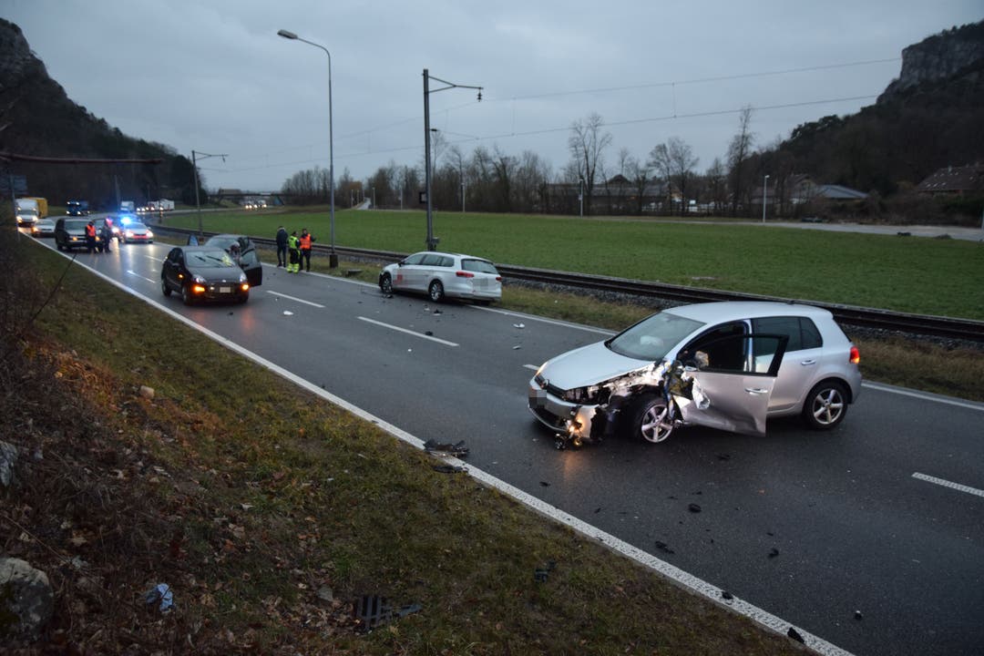 Oensingen SO, 1.März: Auf der Autostrasse zwischen Oensingen und Balsthal kam es zu einer Kollision zwischen drei Personenwagen. Zwei Personen wurden dabei verletzt.