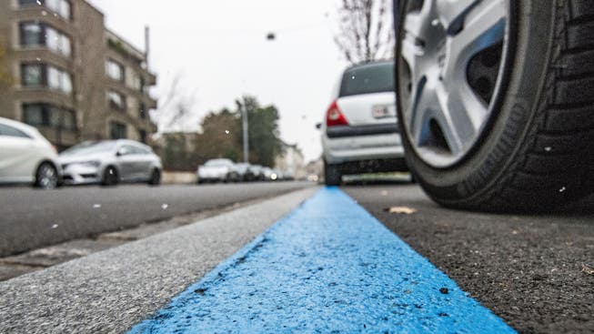 Das Parkieren in der blauen Zone soll ab nächstem Jahr deutlich teurer werden – für Anwohner verdoppeln sich die Kosten auf einen Schlag.