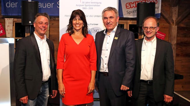Der Aargauer Sportminister Alex Hürzeler (2.v.r.) mit Janine Geigele (2.v.l.), der Präsidentin des nationalen Verbandes, Kommissionspräsident Wolfgang Rytz (r.) und VASJ-Präsident Alexander Wagner (l.).
