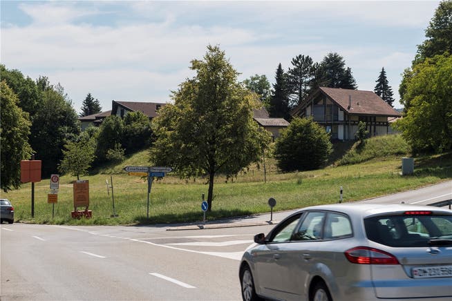 Die Hertensteinstrasse soll in Richtung Ennetbaden (links) künftig zu Spitzenzeiten gesperrt werden, doch Obersiggenthal und Freienwil wehren sich. ASP/AZ-Arcihv