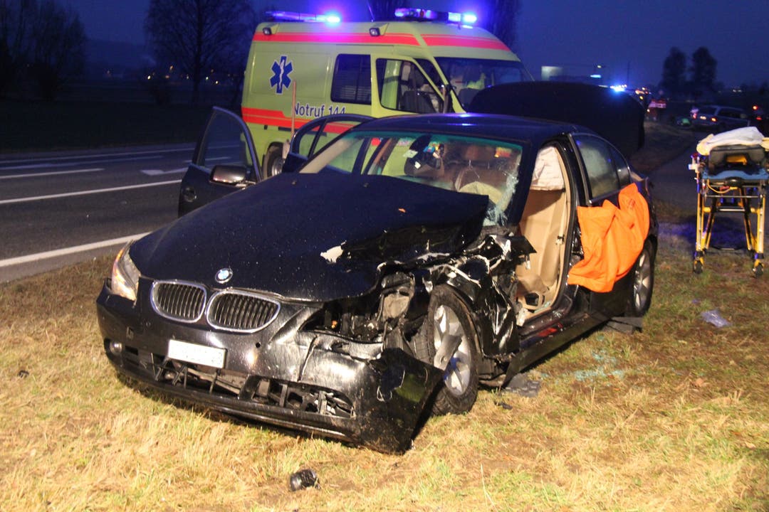 Der BMW-Fahrer hatte den Unfall wohl verursacht, als er links auf die Bünztalstrasse abbiegen wollte. Er musste aus dem Auto befreit werden. 30. 01. 2014
