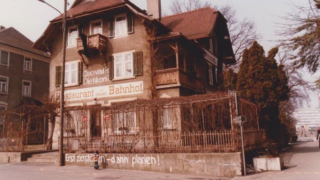 Das Restaurant zum Neuen Bahnhof im März 1986 kurz vor dem Abriss.